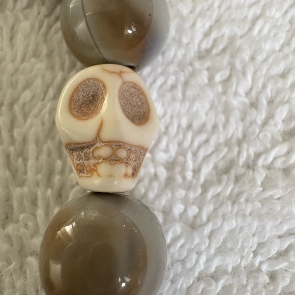 Edgy Skull & Agate Beaded Stretch Bracelet | Unisex Gray Stone - Picture 6 of 6